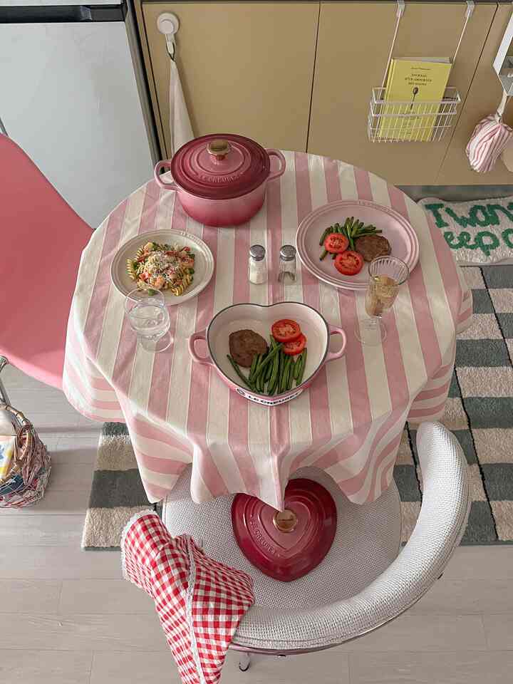 
ルクルーゼバレンタインコレクションで準備する
愛らしいバレンタインホームパーティーテーブル🍒
パーティーに欠かせない肉と焼き野菜、
おいしいプシリーシュリンプパスタを作ってみました。

ルクルーゼシグネチャー  #르크루제발렌타인 #르크루제발렌타인컬렉션 #발렌타인컬렉션 #발렌타인데이 #화이트데이 #르크루제원형냄비  #하트냄비 #홈파티 #발렌타인홈다이닝 #기념일레시피 #테이블꾸미기 #냄비요리 #선물추천