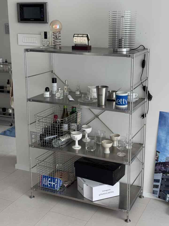 無印良品の定番のステンレス鋼棚
実物を見に行った店舗で欲しかったワイドバージョンを幸運に得た。

引越し前からほぼ二ヶ月間ずっと悩んでいた棚。

susはあまりにも有名なので、他のものも探してみなければならなかったが、飽きずにしっかりした形にx字裏板がポイントであるsusで結局は..！

ロマンだったワインとウイスキーちょうど絡み合う、
その隣には様々なガラスを陳列してもう一つのスチールジョニング完成🏃🏻‍♂️

#midcenturymodern #interiordesign #vintagefurniture #lamps #lightings #cozymood
＃ジャクソンキャメレオンレイヤーランプ＃無印良品sus旋盤