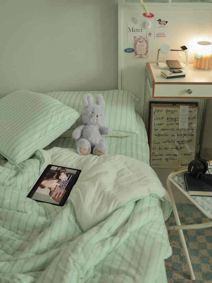 冬ですが、厚い布団よりも軽い布団を覆って手を差し伸べる方？
（私は私です🙌🏻🙌🏻）

私のような人は満足しています！
シーズホームのバタリングがしっかり生クリームの羽毛布団をフレッシュクリーム色で使ってみました◡̈

最初は薄すぎる？やった
張り枠の中に入っています。
暖かさは維持されながら、軽くてふわふわの気分が本当にグッドグッド🫶🏻

肌触りがとても良いと感じました。
いや違うかな…
私の家コ・ヨンヒはいつもを!!!!!!!!

最近、布団には1日3粒です。
それだけ肌触りがとても良いです！

肌触りが良い理由が
細くて繊細なミルク糸をニット組織にドトムヘ織り
ふくらみながらもチョップ！風邪は、新鮮なホイップクリームのような肌触りを作り出したそうです！

そしてなぜ薄いのに暖かいのか。
グース風のプレミアムシルキーソームを入れて
保温性と復元力に優れ、ダウンプルーフ加工を加えて
安定感あり、ふわふわだそうです！

そしてバスラックのない布団です。
ペットと一緒に寝たときに布団の音が壊れないよ👍🏻

私のように、冬にも厚い布団に苦しんでいる人は
ヨーガーオススメです🫶🏻🫶🏻

＃シューズホーム＃インテリアグラム＃家を飾る＃ホームスタイリング＃ホームスターグラム＃私たちの家フォトゾーン
＃バタリングチャッククリームチャック布団寝具セット＃ファブリックスタイリング＃寝室を飾る
#寝室小道具 #寝具インテリア #roomvibes #homesweethome #homevibes #bedroomvibes #おうち時間 #インテリアデザイン