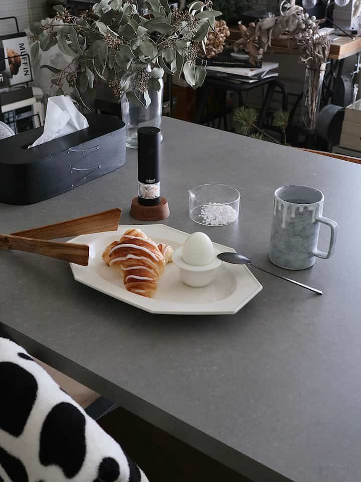 たとえコンビニパンでもお気に入りの器や道具があればテンションup⤴︎

#russellhobbs 
#ラッセルホブス
#充電式ミル
#電動ミル
#日々の暮らし
#暮らしを楽しむ 
#暮らしの記録 
#すきなものに囲まれて暮らしたい 
#好きなものに囲まれた暮らし 
#うつわのある暮らし 
#うつわ好き
#うつわ好きと繋がりたい 
#石川隆児 
#cocorobiyori 
#樫原ヒロ 
#馬場勝文
#arabia 
#ミックスインテリア
#アンティークのある暮らし
#古いものがある暮らし 
#古道具のある暮らし 
#海外インテリアに憧れる
#インテリア好き 
#暮らしの道具 
#モノトーン雑貨
#マンション暮らし 
#マンションインテリア
#eosm100