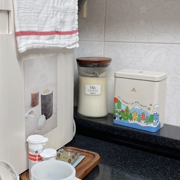 [요리와 설거지, 청결 - 주방]
✅설거지
🏷️프로쉬 독일 식기세척기 세제 미니 50개입 2통
정착력👍👍👍👍👍
식기세척기 이모님에게 프로쉬 미니사이즈 타블렛 2통을 구매하면 프로쉬 틴케이스에 딱 알맞게 들어가요. 
8인용 식세기 자주 돌리신다면 강추 !
✅손설거지
🏷️프로쉬 독일 주방 맨손세제 500ml
정착력👍👍👍👍
식세기이모님 이외에 잔 설거지는 제 손과 환경을 위해 
프로쉬 제로. 무향 무취 무색 / 최대한 화학적인 것은 빼고 설거지는 깨끗하게 하는 것이 목적입니다.
📍다만 수세미에 따라 거품이 적게나기 때문에 저는 작은 스텐바구니에 세제를 풀어서 불린 뒤 스윽 씻어줍니다. 이 방법이 훨씬 환경을 도와준다고 해요. 
➰야채나 과일등을 함께 씻을 수 있는 세제를 원하신다면 아워아워를 강추합니다🫧
✅청결 
🏷️한살림 주방용살균수 
정착력👍👍👍👍👍
주방이용 후 마지막은 살균수 샥샥 뿌려주고 깨끗한 행주로 닦아주기. 식기 / 도마 / 조리기구등 간편한 살균소독이 가능하고 인공향료, 합성살균제, 계면활성제 무첨가 에탄올과 유칼립투스잎으로 천연향료만 가지고 있는 깔끔한 친구에요🍃
✅요리
🏷️제이슨목공소 도마
정착력👍👍👍👍👍
모도리도마를 항상 사용합니다. 다만 딱 한장 ! 사용하고 있기 때문에 서브용과 손님용 플레이트용으로 각기 다른 사이즈와 색상을 가진 느티나무, 체리목으로 만들어진 제이든목공소 도마를 사용합니다. 
(사진은 노견을 위한 오리목뼈분쇄육 소분하기 전 - 강아지를 기르신다면 강추 !)
✅화기
🏷️린나이 화이트 펄크리스탈 빌트인(건전지형)
정착력👍👍👍👍👍
화구로 불조절 요리를 좋아하시는 여러분 가장 추천드리는 예쁘고, 청결하고, 화력조절까지 완벽한 린나이 화이트펄 강추합니다. 음식이 넘쳐도 꼼꼼한 패킹으로 셀 틈 없고, 화력도 강하지만 세심한 조절도 잘됩니다. 불을 모아주는 기술도 탁월 ! 화이트라서 청소하기 힘들거 같다구요? 아니요. 부속품은 식세기 이모님께 싹 다 넣어버리고, 상판만 스윽 닦아보세요. 
청소까지 쉬운 주방의 꽃이에요🤍
✅기타
🏷️빈도림 꿀초 
정착력👍👍👍👍👍
요리하고 나면 집에 냄새난다고 다양한 향테리어를 사용하잖아요. 저는 벌꿀들의 밀랍으로만 꽁꽁 뭉쳐 예쁘게 빚은 빈도림 꿀초를 켜서 주방청소후에 힐링도하고 집안의 향도 정돈합니다. 제 피드에서는 자주 등장하죠?💖
#주방 #좁은주방 #식세기 #식세기세제 #프로쉬 #프로쉬세지 #프로쉬식기세척기세제 #세제추천 #살균수 #청결 #주방정리 #주방청소 #부엌 #신혼부부가전 #신혼가전 #혼수가전 #가스레인지 #린나이 #린나이가스레인지 #린나이빌트인 #빌트인가스레인지 #쿡탑 #주방정착템 #맞팔 #콘수프기록 #살림살이 #세제 #주방템 #주방템추천 #향테리어 
