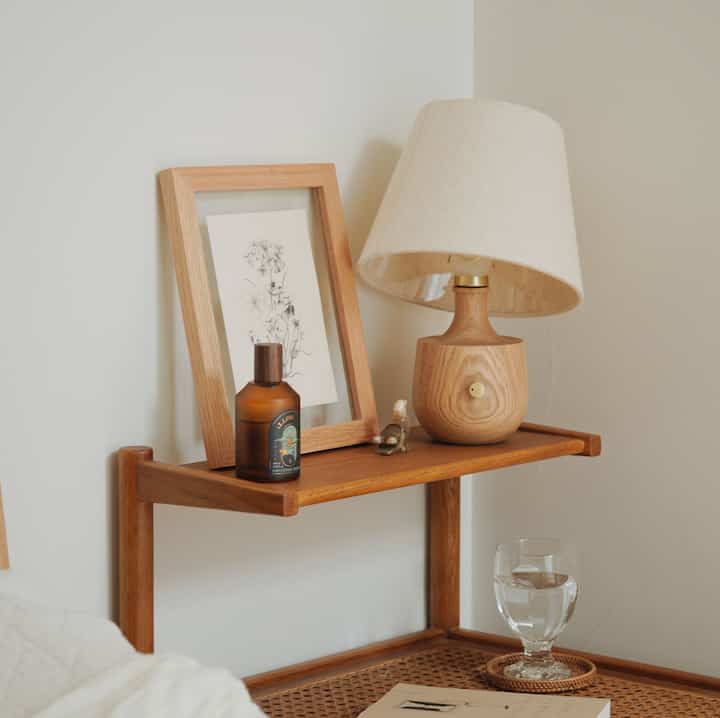 きのこのようなフォルムがかわいい
木製ポータブルランプ🕯️🫧

調光式で明るさを調整できるのも◎

#寝室 #寝室照明 #寝室スタイリング #ベッド照明 #ベッドサイドテーブル 