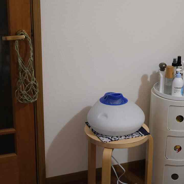 簡単な作りだけどしっかり加湿してくれるvicksの加湿器
チープな雰囲気も良い

#vicks加湿器
#artek