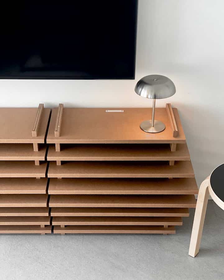 新しく設置したTUUKのlayer。
他にないデザインで我が家の顔になりました🤎軽くて重ねられるのも◎

やっぱり可愛くて形違いも追加購入したので、また届き次第投稿します🤍
ohouseで買いました。タグから詳細見れますよ〜新生活セール中かつ送料無料なのでおすすめです🫶


#韓国インテリア #韓国インテリア雑貨 #tvボード #TUUK #Ohouseshopping
#주방인테리어 #하우스그램 #집스타그램 #집스타그램🏠 #감성인테리어