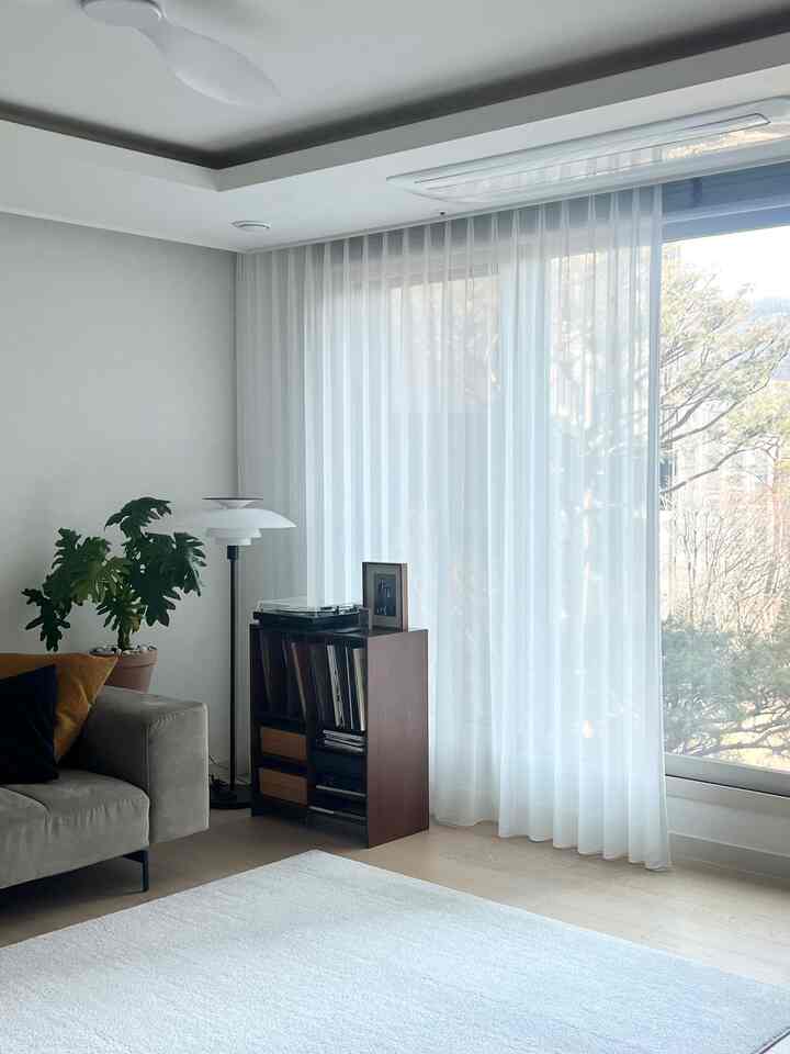 春が来なかったのに
なぜこのように珍しいのか〜
リビングルームの家具の配置を少し変えました。
とこんなに気に入ってくれなかったよ😍🤎

家具もさらに引き立って
音楽を聴く味も良いです。

＃今日の家＃今日のシーンカット＃今日の私たちの家＃コンスープの記録