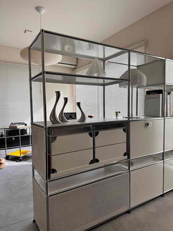 リビングは26畳です
ハラーでパーテーションを作り
ダイニングとリビングを仕切りました
お気に入りの倉俣史郎氏のオバＱミニ！
が我が家に仲間入りしました

#倉俣史郎
#ヤマギワ
#usmハラー 

