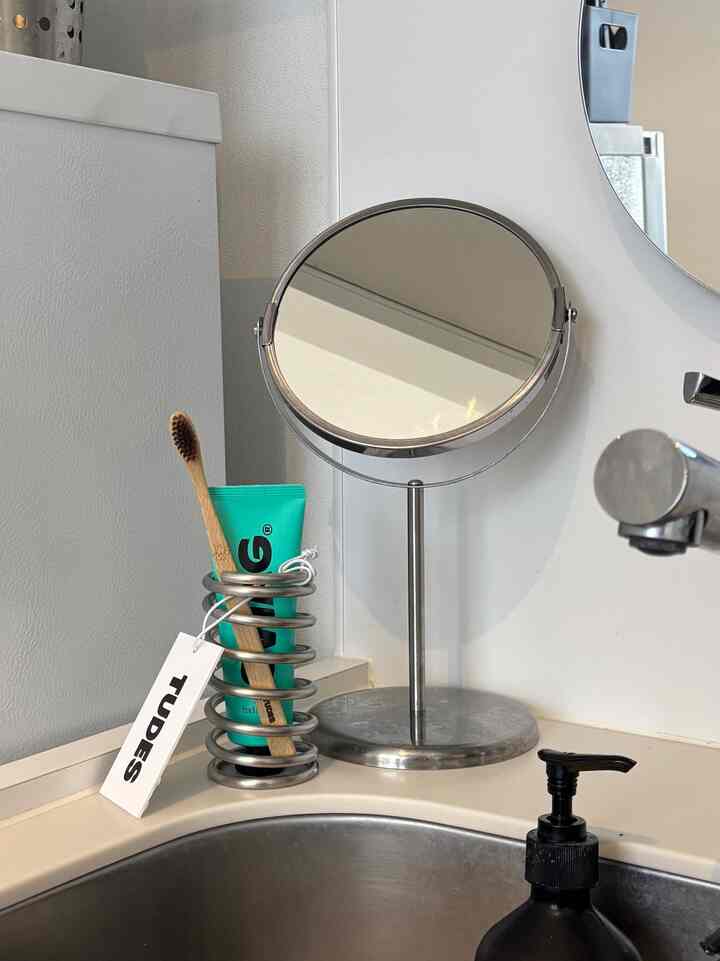 We don't have a separate sink in our house, so I keep my toothbrush in the kitchen! 

#tudes #歯ブラシホルダー #歯ブラシスタンド #洗面台