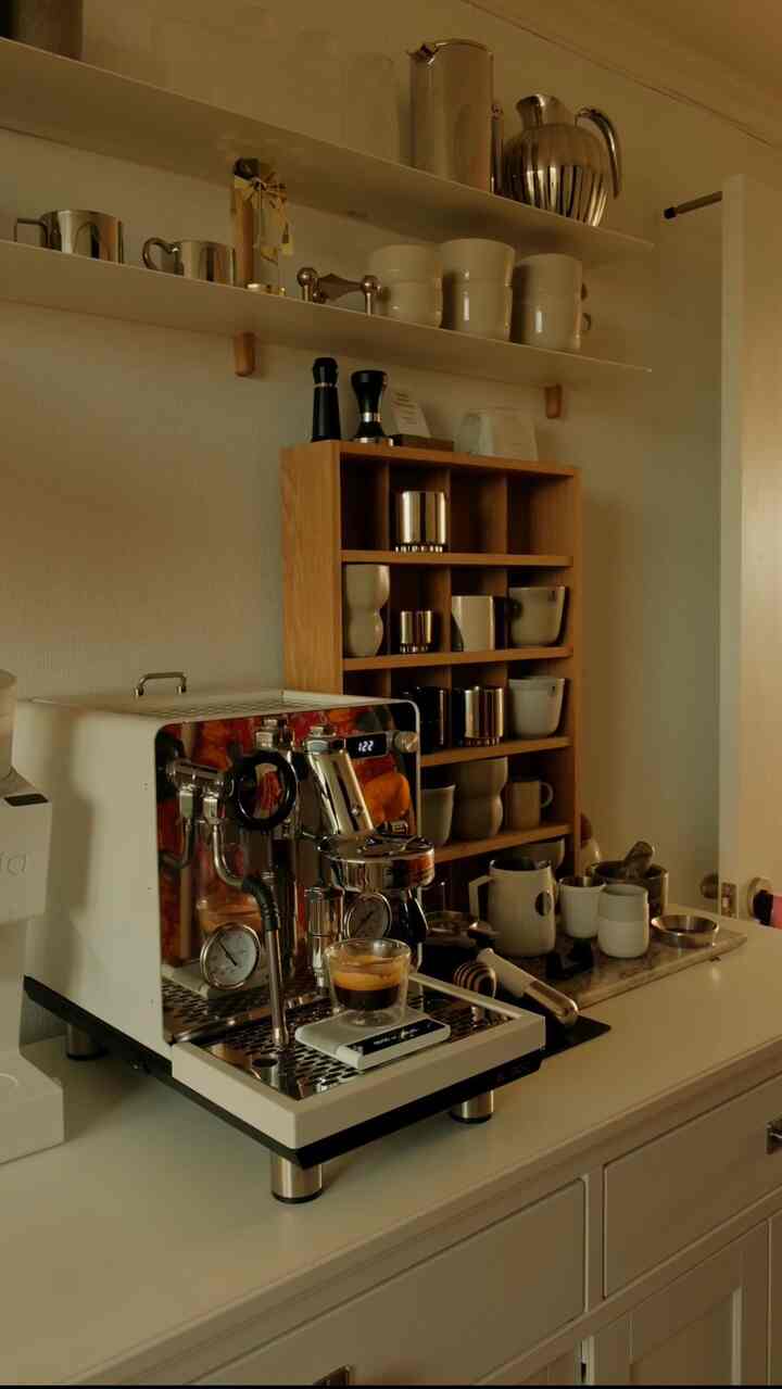 #우리집5문5답

好きな我が家空間は？ #우리집포토존ホームカフェゾーン

It’s been a long day of plant care—spring fertilizing, repotting, and cleaning the coffee station with me.

下院前1時間で映像を撮って編集まですごい🔨
快適に記録する日常🫧

#relaxingday #cleanwithme #coffeestation #coffeecorner #ligneroset #lignerosettogo #knoll #lcm #hermanmiller #cleanwithme #plantcare #monsterathaiconstellation #repotting

