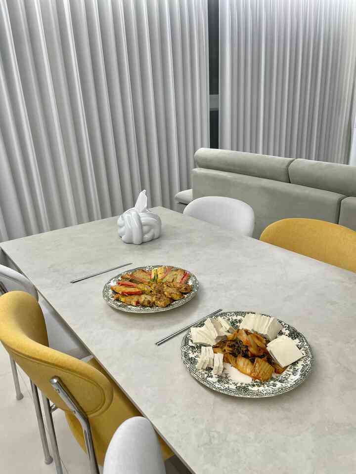 #오홈스토랑  #연휴 #그릇 #그릇추천 #6인용식탁 #6인용테이블 #6인식탁 #6인테이블 #1800테이블 #1800식탁 #1800책상 #테이블의자 #의자 #저녁메뉴 #거실인테리어 #다이닝룸  #다이닝식탁 #다이닝조명 #다이닝룸디자인 #거실배치 #거실소파