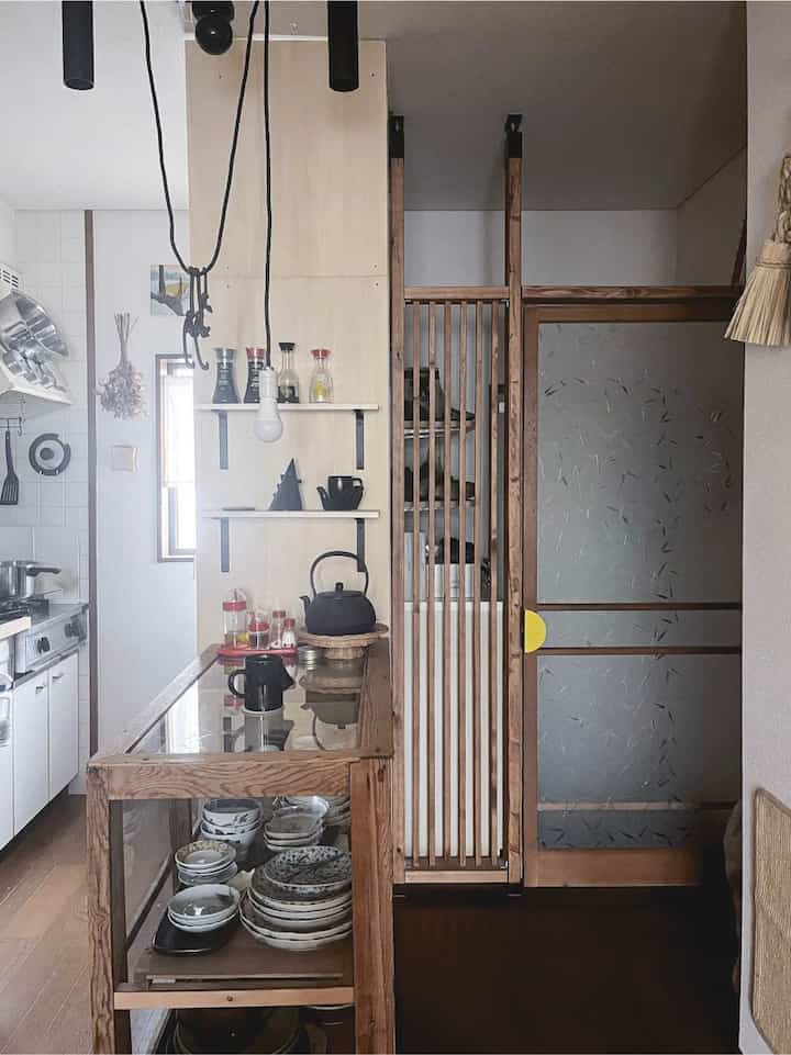 ナチュラルな木目調とミニマルなスタイルのキッチンスペース、落ち着いた雰囲気の一人暮らし向け2DKの住まい