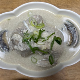 #오홈스토랑 #콘수프기록 #맞팔 #보양식 #전복삼계탕
#삼계탕 #전복 #계란김밥 #시라쿠스구름볼
 #시라쿠스레터링접시 #수박돼지 #모던하우스사각코스터
#텐동그릇뚜껑 #저녁메뉴 #저녁밥상
오홈스토랑 4
전복 삼계탕으로 보양하기^^ 전복은 사이좋게 하나씩.
전에 냉동해놓은 김밥도 계란 묻혀 먹고 
전복은 깨끗이 씻어서 수박돼지들한테 기증❤️❤️❤️
텐동 그릇 뚜껑은 앞접시로도 좋다