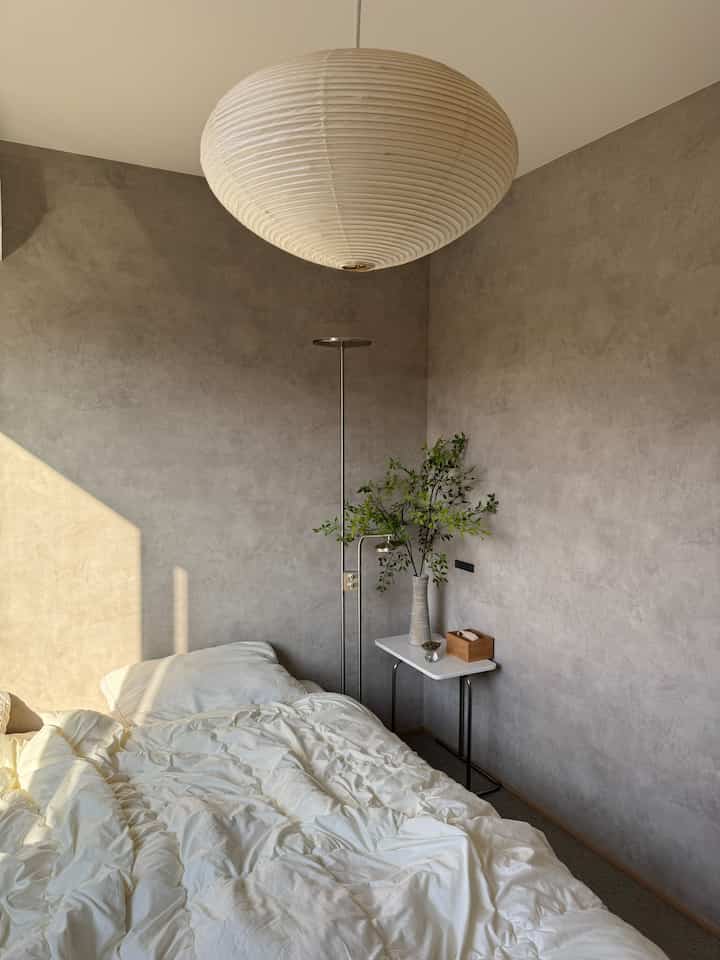 照明はイサムノグチのAKARI26A💡

柔らかな光でとても気に入ってます。

#AKARI #イサムノグチ #照明 #寝室 
#寝室のインテリア 