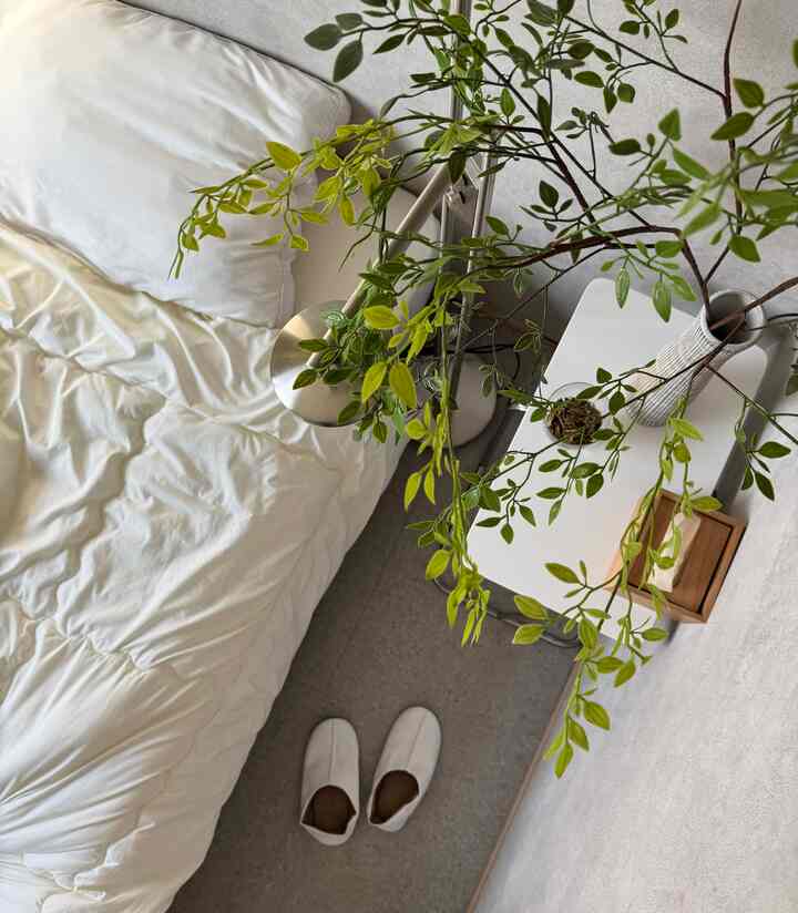 スリッパはsarasa design store のb2c マエストロ｜抗菌＆防臭 。

間違えて同じサイズのベージュも購入。笑

両方ともシンプルで履き心地も良く買って良かったです。

#スリッパ・室内履き #スリッパ #寝室 
#IKEA家具 #IKEA #無印良品 