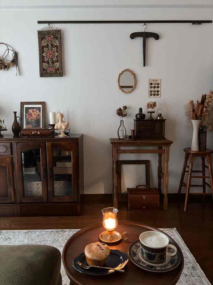 ブラウンの木目調家具とアンティーク小物が配置された落ち着いた二人暮らし向けのおうちカフェ空間