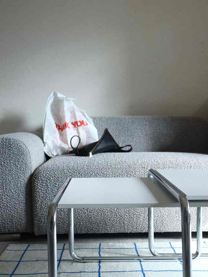 
I got a cute eco bag with a red logo that stands out in my monotone living room!

It also comes in blue and I couldn't decide, but I went with the red ☺︎

Do you think it will blend in with the interior even if I just leave it out?

#KoreanInterior #無機質インテリア #モノトーンインテリア #さし色 #差し色 #リビングインテリア #リビング雑貨 #リビングダイニングテーブル #リビングカーペット #リビングテーブル #リビングのソファ #シンプルなインテリア #シンプルインテリア #インテリア #インテリア家具 #インテリア配色 #インテリアテーブル #インテリア #シンプリスト #シンプリストの部屋作り #シンプリストの暮らし #シンプリストの持ち物 #シンプルな暮らし