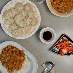 #오홈스토랑
따뜻한 한 끼가 필요한 날, 특별한 조합으로 맛있는 식사를 준비했어요! 🍛🥟
원래는 하이라이스만 먹으려고 했는데, 문득 샤오롱바오가 너무 먹고 싶더라고요.
그래서 늘 믿고 사는 이마트 트레이더스 샤오롱바오까지 함께 준비해 봤어요.
사실 하이라이스랑 샤오롱바오가 어울릴까? 싶었는데,
막상 먹어보니 예상보다 너무 맛있어서 깜짝 놀랐어요! 🤭✨
🍛 하이라이스
진한 감칠맛 가득한 소스에 야채와 고기 듬뿍!
부드러운 밥 위에 한 숟갈 얹어 먹으면,
한 입 가득 퍼지는 고소한 풍미가 정말 만족스러웠어요.
거기에 매콤한 김치까지 곁들이니
완벽한 한 상차림이 완성! 🥢🔥
🥟 샤오롱바오
역시나 기대를 저버리지 않는 맛!
속이 꽉 찬 육즙 가득한 만두를 한 입 베어 물면
뜨끈한 국물이 입안에 퍼지면서 감칠맛이 제대로 느껴져요.
그냥 간장에 살짝 찍어 먹어도 맛있고,
하이라이스 한 입 먹고 샤오롱바오를 곁들여 먹으니
완전 색다른 조합! 😍💯
처음에는 “이게 어울릴까?” 했지만,
이제는 종종 이렇게 먹어야겠다는 생각이 들 정도로
맛있고 든든한 조합이었어요!
하이라이스의 깊은 풍미와
샤오롱바오의 촉촉한 식감이 어우러져
예상 밖의 꿀조합을 발견한 기분! 💡💛
다음에도 또 이렇게 먹어야겠어요. 🤤✨
⭐️좋아요, 스크랩, 댓글은 컨텐츠를 만드는데 많은 도움이 됩니다⭐️
#하이라이스 #샤오롱바오 #만두사랑 #이마트트레이더스 #샤오롱바오추천
#한끼추천 #집밥스타그램 #맛스타그램 #혼밥메뉴 #간단요리 #오늘뭐먹지
#푸드스타그램 #요리기록 #한식사랑 #맛있으면0칼로리 #푸드조합 #이색조합
#육즙만두 #맛있는조합 #음식기록 #비포애프터 #맞팔 #공간분리인테리어 #콘수프기록 