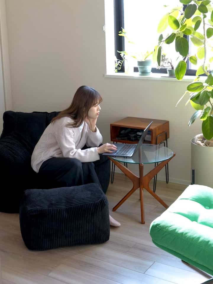 黒と緑のビーズクッションが配置された一人暮らし向けの雰囲気のあるホームオフィス空間