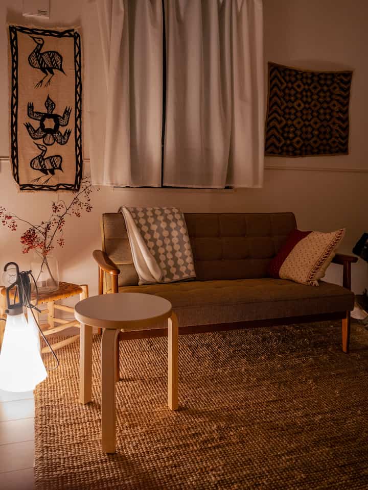 新しく購入したスツールはこっちに落ち着きそう。スツールはサイドテーブルとしても使える汎用性の高さが魅力。 #artek #stool #北欧インテリア #IKEA 