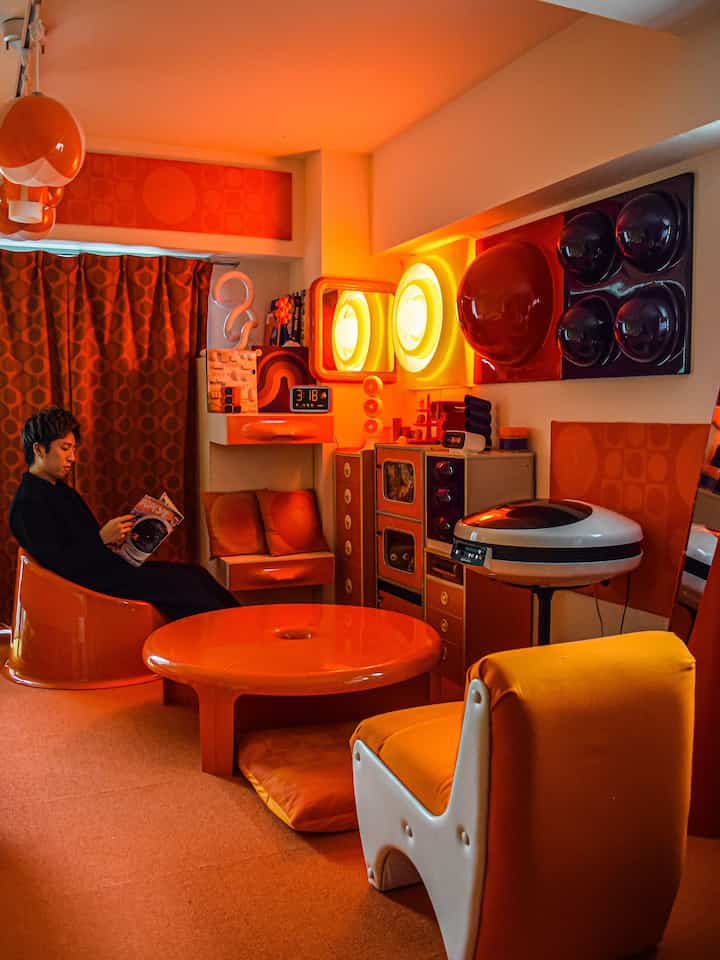 I really liked the angle and the lighting in the room that was used for the magazine photoshoot, so I tried taking some photos with my own SLR camera.

Close the curtains on the south side, where the most light comes in, and leave the west side open.

It looks great if you only use a ring lamp for lighting 🙆

#SpaceAge #レトロポップ #昭和レトロ #ミッドセンチュリーモダン #レトロインテリア #レトロ #オレンジ #spaceage #Vitra #orange