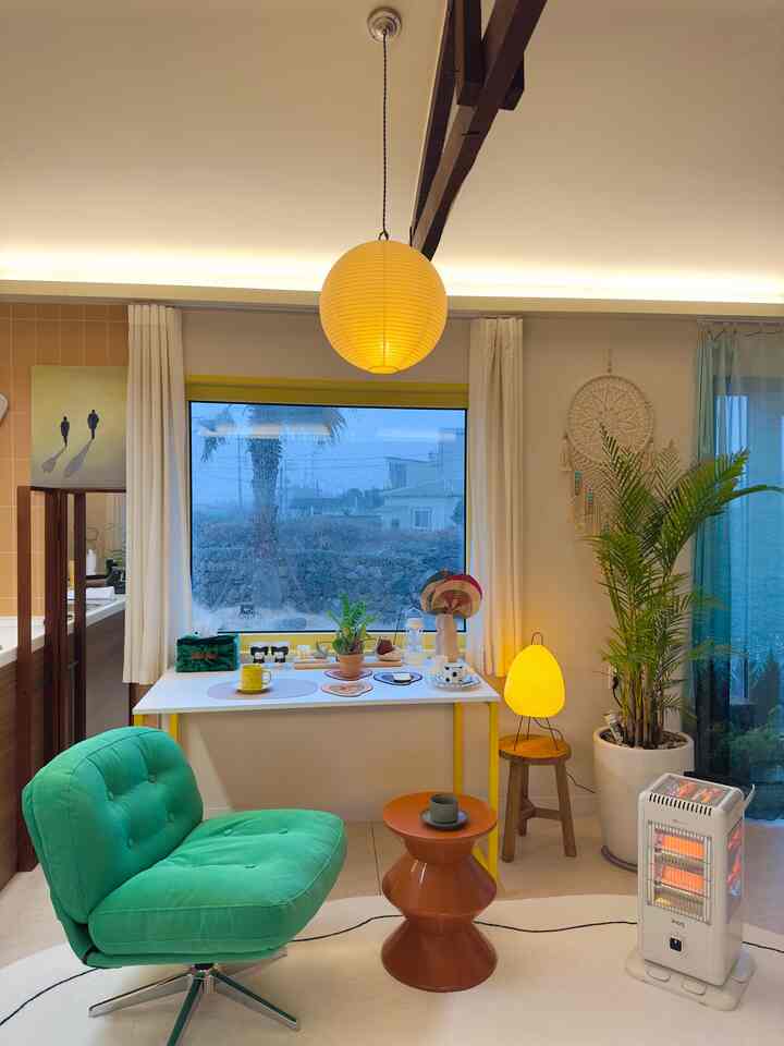 黄色と白のトーンのリビング、ミッドセンチュリーモダンのソファとサイドテーブルが配置された居心地の良い空間