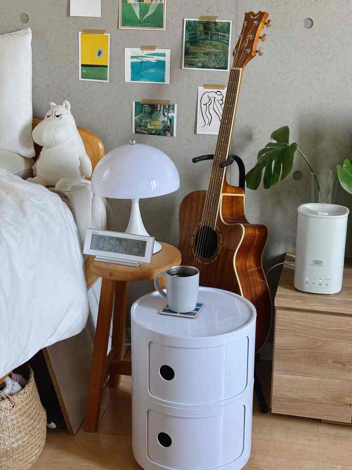 A natural and modern bedside table.

#natural interior #モダンインテリア #ベッドサイドテーブル #ギター #アートウォールインテリア #一人暮らし部屋 #ホワイト家具 #マグカップ