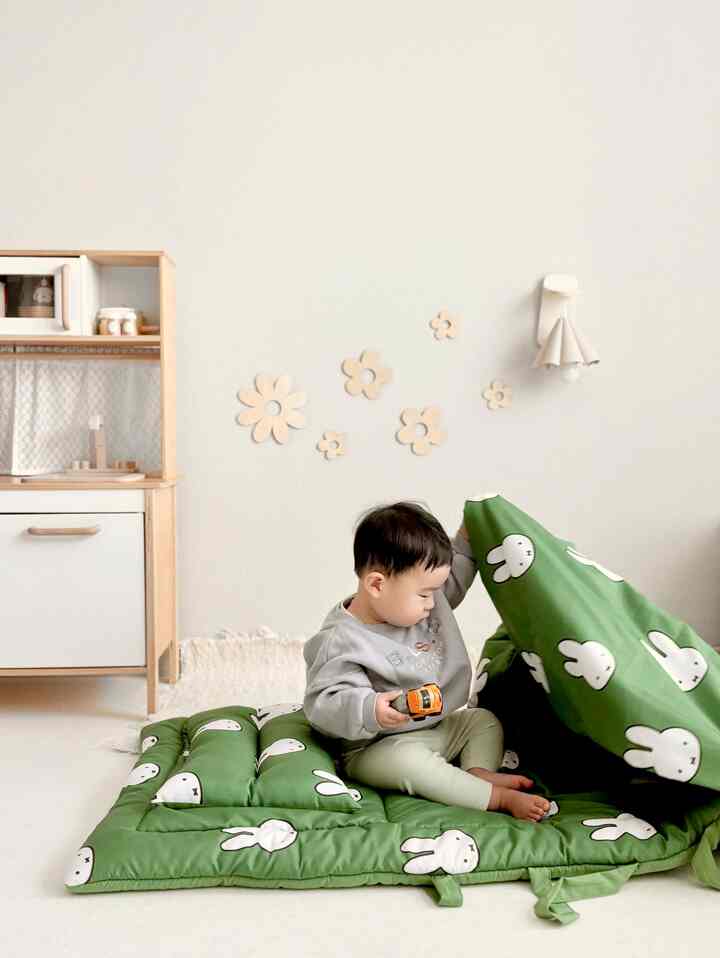 #제품제공 #누비지오

有名な寝具専門ブランドのヌビジオでコスパの良いミピチュチュ昼寝寝具セットを発売しました🐰

ホワイト、オレンジ、イエロー、グリーン、ブルーのうち、実はミッフィーならオレンジサポート！と思っていたのですが、私はグリーンをあきらめることができず、結局…💚

色味が本当にとてもきれいに発売されました！ぜひ見物を見てください💨💨


ヌビジオミピチュチュ昼寝寝具セット
23オンスのふわふわのパッドと4オンスのカバー布団、カバーと綿が一体型で洗濯しやすい枕で構成されています:) #낮잠이불 #미피츄츄 #미피이불 #미피 #miffy #낮잠이불추천 #누비지오낮잠이불