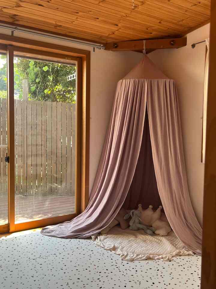 トキメキの詰まった子供部屋🍼🩵
1歳の今ではこの天蓋でかくれんぼするのが日課🪽
#子供部屋
#子供部屋小物
