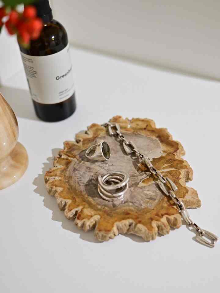 Setiap nampan fosil pohon bersifat unik. Saya menyukai seri ini dan memiliki beberapa potong untuk diri saya sendiri, sekaligus memberikannya sebagai hadiah dan menggunakannya dalam pekerjaan koordinasi interior saya, jadi ini adalah barang-barang yang sering saya gunakan.

Anda dapat menggunakannya sebagai baki aksesori, gantungan kunci, atau tempat lilin.
Hanya dengan memiliki ini saja sudah membuatnya terlihat hebat (^^)

#Nampan #アクセサリートレイ #プレート #ウッドコースター