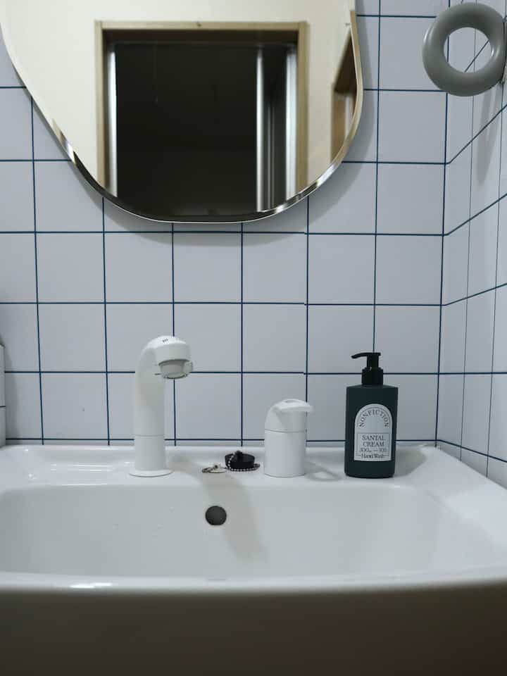 
ハンドウォッシュはAesopを使っていたのですがNONFICTIONに変えてみました ☺︎
いい香りがします🫧

ボトルデザインもシンプルなので洗面所に馴染んでいるかなと思っています。

洗面所はDIYしているのですがタイルシートを全面に貼るか迷っています。
棚も設置予定。
あとはドアの色を変えたい！
暖かくなったら着手したいなと思います。





#韓国インテリア #無機質インテリア #シンプルなインテリア #シンプルインテリア #シンプルな暮らし #洗面所DIY #洗面所インテリア #カラフルなインテリア #カラフルインテリア #DIY #シンプリスト #NONFICTION #模様替え #模様替え計画 #模様替え中 