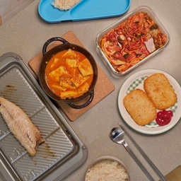 #오홈스토랑
오늘의 식사는 간단하지만 든든한 한 끼! 🍽️✨
아이도 좋아하는 생선을 큐커를 이용해 구웠어요. 확실히 그릴 기능 덕분인지 겉은 바삭하고 속은 촉촉하게 잘 익었어요.
생선 굽기는 기름이 많이 튀고 냄새도 강해서 고민될 때가 많지만, 이렇게 간편하게 조리할 수 있으니 너무 만족스럽네요! 🐟🔥
그리고 오랜만에 해시브라운도 추가했어요. 바삭하게 튀겨서 케첩 찍어 먹으면 정말 최고죠! 감자의 고소함과 바삭한 식감 덕분에 한입 베어 물 때마다 행복해지는 느낌이에요. 😋
메인 반찬으로는 두부조림을 준비했어요. 양념이 속까지 잘 배어서 밥과 함께 먹기에 딱 좋은 맛이었어요. 김치까지 곁들이니 정말 든든한 한 상이 완성됐답니다. 🥢🍚
그리고 이번에는 평소 사용하던 아이폰 16 프로 대신 새로 구매한 갤럭시 S25 울트라로 촬영해봤어요. 📸✨
컨텐츠를 더 다양하게 만들어보고 싶어서 서브 스마트폰으로 구매했는데, 촬영 결과물이 나쁘지 않네요! 예상보다 색감과 디테일이 잘 살아있어서 앞으로도 활용할 일이 많아질 것 같아요.
이렇게 간단하면서도 맛있는 집밥을 차려 먹으면, 소소한 일상 속에서 큰 행복을 느낄 수 있는 것 같아요.
아이와 함께 즐겁게 식사하면서 오늘도 따뜻한 하루를 보내봅니다. 😊💛
⭐️좋아요, 스크랩, 댓글은 컨텐츠를 만드는데 많은 도움이 됩니다⭐️
#비포애프터 #맞팔 #공간분리인테리어 #콘수프기록 #집밥 #생선구이 #큐커요리 #아이와함께 #해시브라운 #두부조림 #김치한상 #집에서먹는밥 #든든한한끼 #오늘의식사 #홈쿡 #간편요리 #그릴요리 #한식스타그램 #냠냠 #갤럭시S25울트라 #스마트폰촬영 #아이폰16프로 #사진촬영 