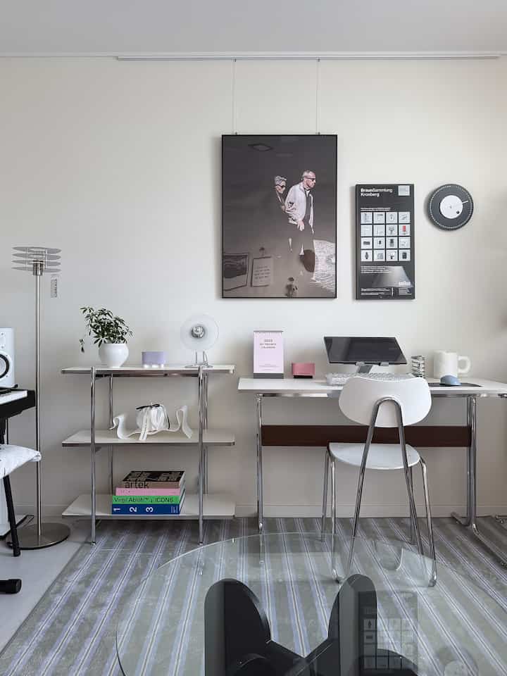 白とシルバーのモダンヴィンテージ書斎、シルバーフレームのデスクと棚が配置された落ち着いたインテリア