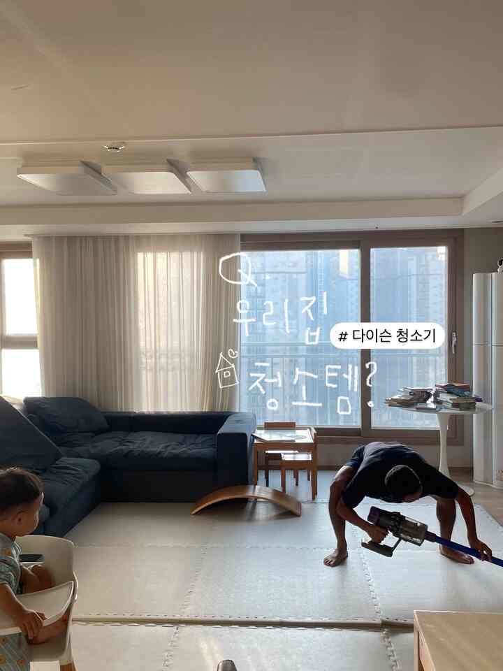 ＃私たちの家5ドア5回答＃コンスープ記録＃今日の私たちの家

Q. 頻繁に使用する清掃システムは？ #私たちの家 

私の家で最も熱心な清掃テムは＃ダイソン掃除機🧹
まだ幼い赤ちゃんが住んでいる我が家は目覚めれば掃除機から回します。 ㅋㅋㅋㅋㅋㅋ

ダイソンは何を知っていますが、ワイヤレスが最高の強みだと思います。
結婚して掃除機はダイソンだけを書いたと思います。9年間2台のダイソンを使ってきました。 
私があまりにもパクパク押しているのか前の部分が壊れてasセンター
行ってきたことはありますね部品交換… ㅋㅋㅋ
わかりませんが、私の家は満足して書いています🤓

（事実、親指男が我が家の万能テムである…なしクナム…😎）

＃ftc13ストーリー＃コンスープ＃掃除機＃掃除機おすすめ
＃子供の家は家＃ダイソン＃dyson＃家の掃除＃家を飾る
＃家で一番忙しい今日私たちの家＃清掃テム＃清掃日 
