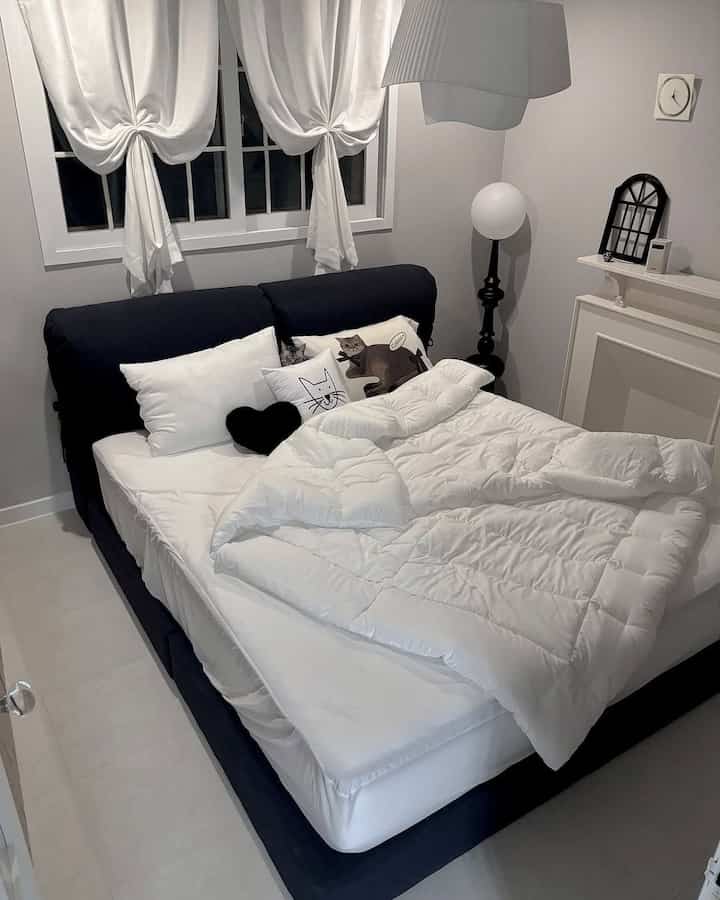 よく見るとゴリャムが3匹ですよ🐈‍⬛

ずっと雪も来て、とても寒くなったので、私の家のごぼうはクッションの隙間にすっぽり入って出てくる気がしませんね🤭

今日は半分なので、早く退勤して布団の中にすっぽり入らなければなりません🩵
風邪に気をつけてください🩵

＃猫クッション＃インテリアクッション＃クッションおすすめ＃寝室インテリア寝具＃寝室飾り＃ソファクッション＃寝室＃今日の家のインテリア＃ペットテリア 
