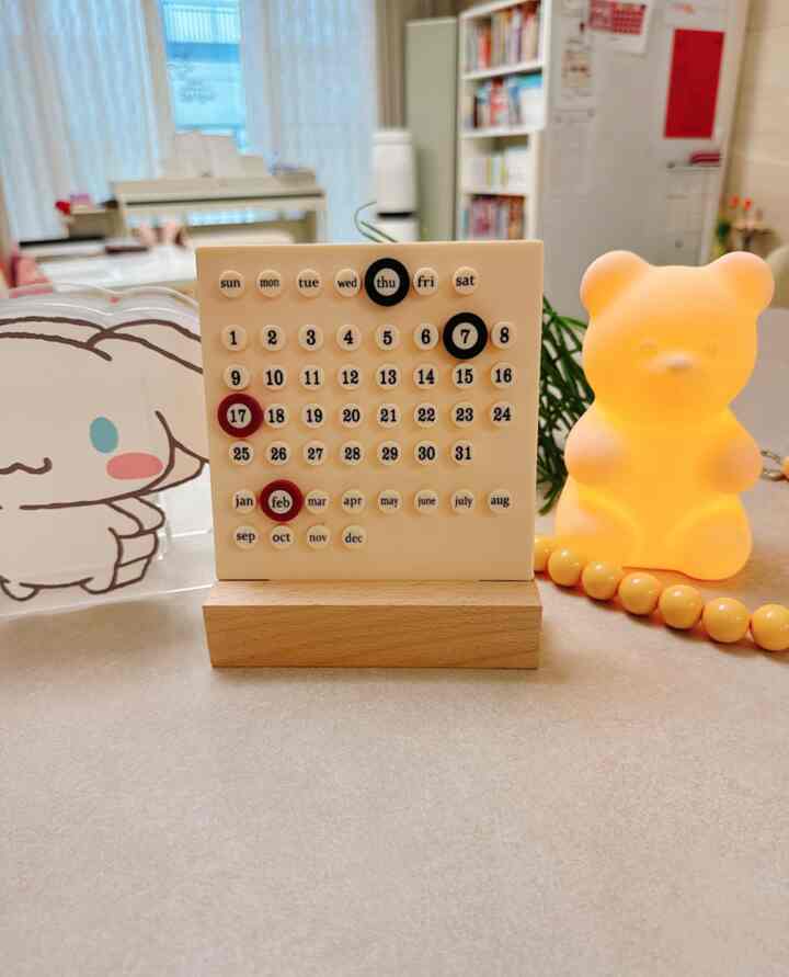 家を飾る私のお金の中の卓上カレンダー🩵

家のカレンダーはきれいではありません😌
小さくてかわいいスタンドカレンダーです。
机やテーブルの上に置くのが好きです。

リングが4つ入っています。
該当する日に合わせて装着して使用すればいいのです。

子供たちが朝ご飯を食べながらリングを挟む 
日付チェックしています。
インテリア効果もあり、よくサンテムの中の一つです！ 🫶🏻


＃私のお金の中山＃私のお金の中山のおすすめのテム
