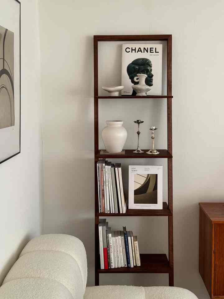 シェルフの上にも春っぽいもの置きたいけど何にするかずっと迷ってる🌸 #ブックシェルフ #海外インテリア #リビング本棚 