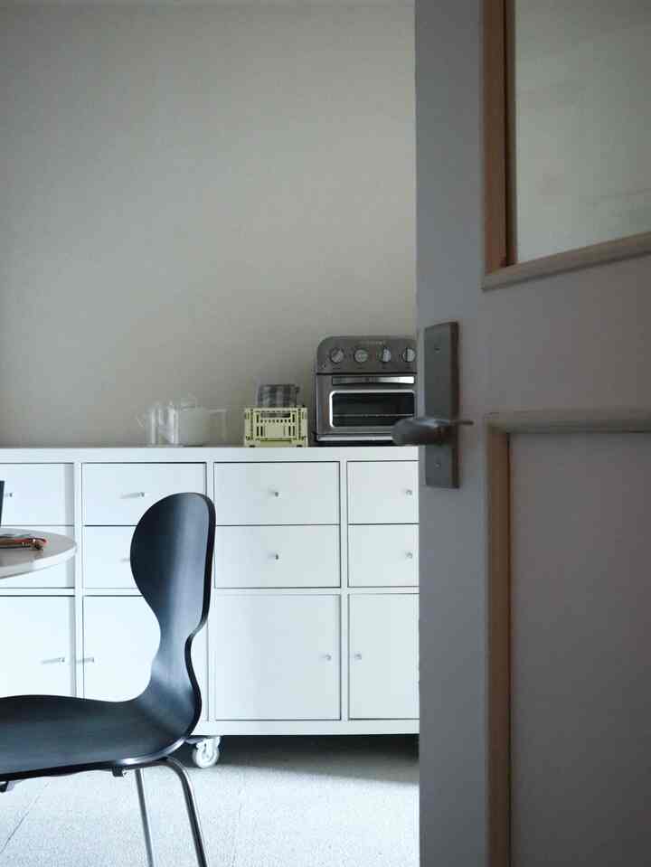 
廊下から見たダイニングキッチン ☺︎
狭いのでカップボードは背の低いものを使っています。

HAYのコンテナBOXの色違いを買い足す予定✏️





#韓国インテリア #無機質インテリア #シンプルなインテリア #シンプルインテリア #インテリア #インテリア家具 #インテリア家電 #インテリア配色 #インテリア小物 #シンプルな暮らし #ダイニングインテリア #ダイニングキッチン #IKEA #HAY #バルミューダ #アリンコチェア #モノトーンインテリア #DIY #床タイル 