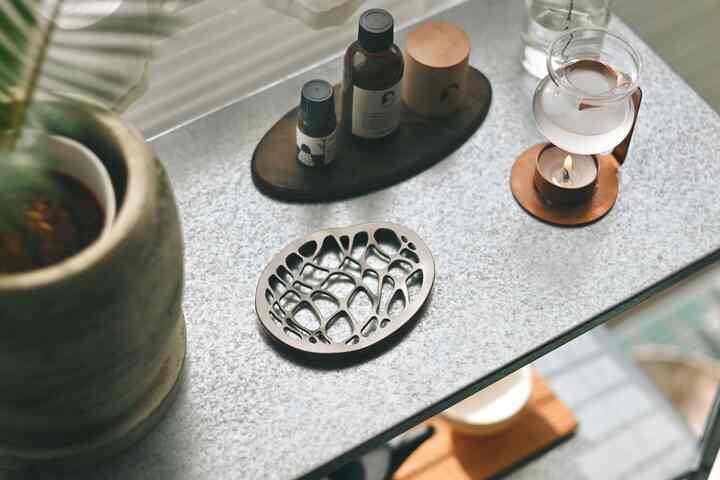 A metal tray I got as a birthday gift from an acquaintance was originally meant to be a flower vase, but I'm now using it as a soap holder ☺︎🌷

It's heavier and more luxurious than it looks, and I love the distinctive shape ✨

I'm even happier that it's made locally... I'll take good care of it 🏔️🍒

#Interior #インテリア雑貨 #インテリア小物 #棚 #シェルフ #IKEA #IKEA棚 #IKEA家具 #トレー #トレイ #ディスプレイ #ディスプレイラック #観葉植物 #フレグランス #アロマディフューザー