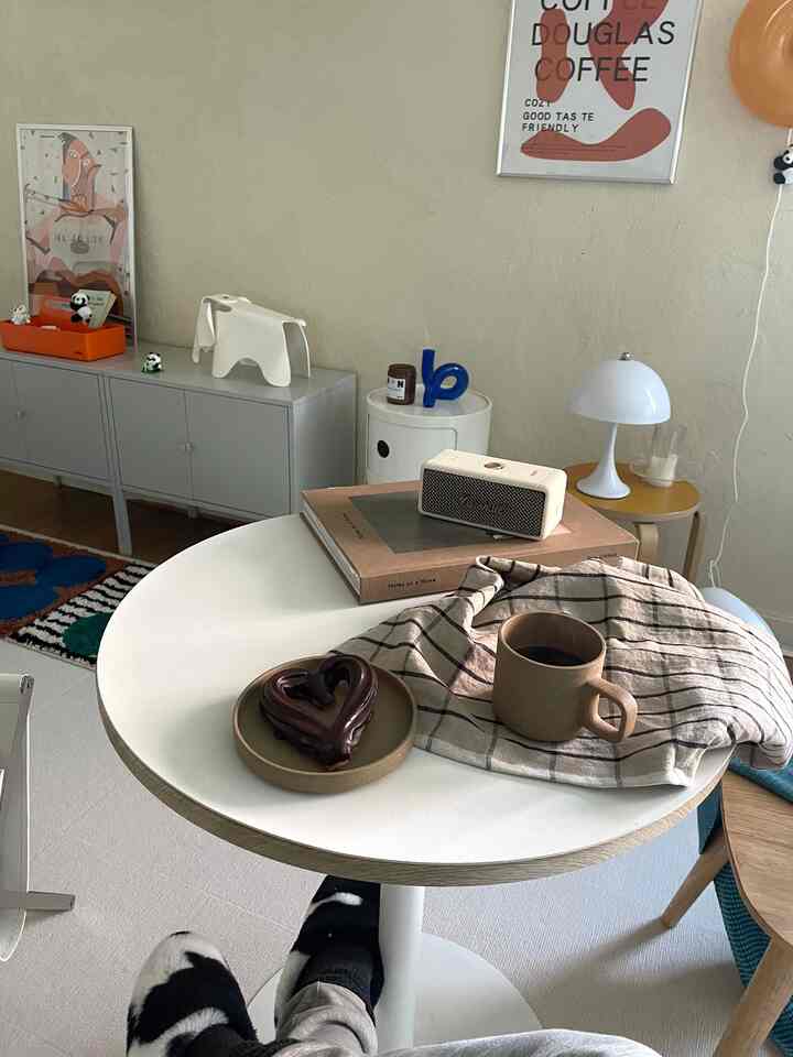 遅く起きた休日
今日は家から出たくないのでダラダラします。
家が好きで良かった
#インテリア #北欧インテリア　#韓国インテリア
#ミッドセンチュリー #カラフルなインテリア #コーヒータイム #食器 #2人暮らし #1DK  #IKEA #fermLIVING #vitra 