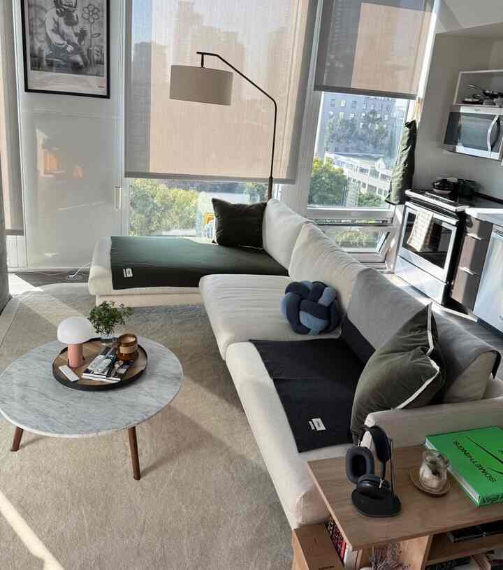 私のLAハウスです🏡✨ 今回次第にインテリア小物を変えてみようかと思いますが、私たちの家と似合うようなアイテムおすすめしてください！

次はソウルの家もあげます:)

＃インテリアアクセサリー＃リビングルームインテリア＃アメリカの家＃cozyhome