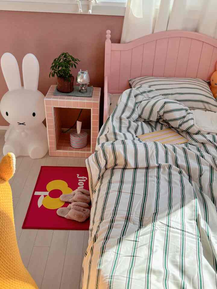 子供部屋寝具交換🤍💚

私たちの娘が今回の招待になります！
エジプトを最初に建てたときは4歳でしたか？
あなたはピンクだけが好きなピンクの王女です。 
ピンクにしてもらいました。
チョーディングになったら好みが変わってしまいました🙄🫸🏻🩷

いつの間にピンクの壁地図新しい色で 
堕落する日が来るでしょうか？😂

だから、 
深く寝ますストライプ四季折々の布団セットで
寝具を交換しました！ 🤍
初めに宅配便を受けて圧縮をとても上手くしてくれました。夏の布団ですか？
したかったのに圧縮パックを開けたらブーウーウン～とパンパンに冷えましたよ🫢
要するにおそらく、ハローファイバーソムを使ってパンパンにすぐに登るようだった👍🏻

しかし、布団の色が少し私のお気に入りのヴィンテージギャラリー
縞模様をすっきりと...私は書くか？ ㅋㅋㅋㅋㅋ
という考えが通り過ぎたが、私は優しいお母さんだから！
子供部屋に譲歩しました😎🤡

深く眠るという名前に従って 
今夜は必ず早く寝て遅く起きます。  #차렵이불 #깊게자요 #스트라이프 #미드센추리 #침구교체 