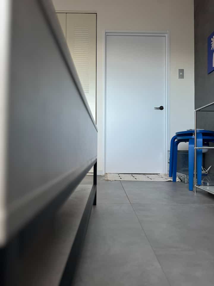 本来はウッド調のダークブラウンだった部屋の扉。
部屋の雰囲気と爆発的にマッチせず、
壁紙屋本舗さんのリメイクシートでカラーチェンジ！

これをやるだけで部屋の居心地が6000%向上します(個人の意見です)

#リビング
#リメイクシート
#壁紙屋本舗
#IKEA
#FurnitureHunter 
#emoor