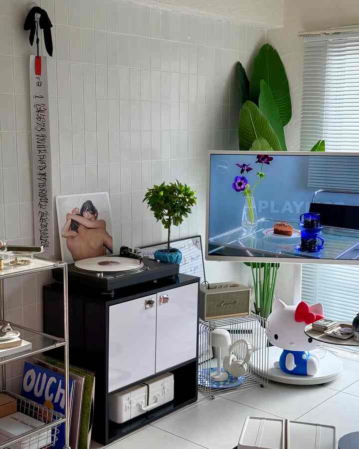 ダイニングの床がカラフルになったからリビングに
しめ色がほしくてblack家具に挑戦🖤Ogreの
Ang Butterをリメイクしてblack×whiteに🔨
良く見ると雑な仕上がりだけど🫢結構気に入ってる🫶🏻


#diy #リビング #リビングルーム #リビングインテリア #マイルーム #マイルームインテリア #韓国インテリア #韓国雑貨 #部屋作り #マンションインテリア #収納棚 #거실 #거실인테리어 #수납장 #선반 #마이홈 #마이룸 #아파트인테리어 