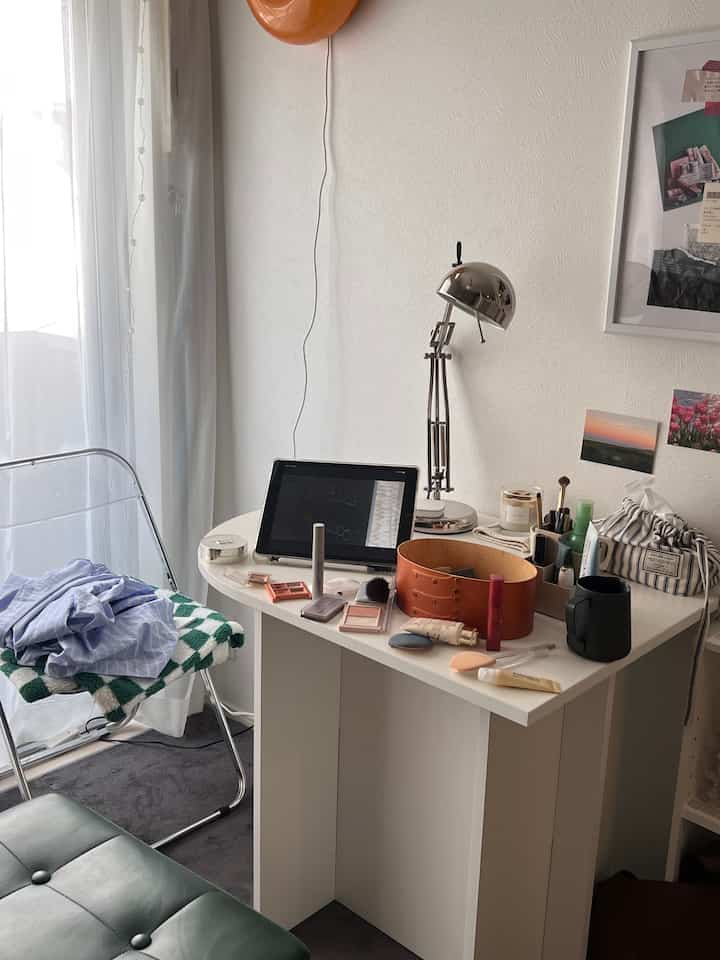 白と茶色のトーンが特徴的な小さなホームインテリア、メイク道具と照明が配置されたモダンな一人暮らしの部屋