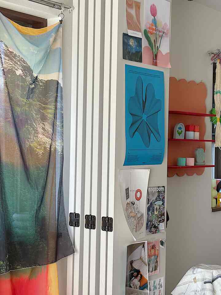 ファブリックポスターをカーテンにすると
抜け感が出ていい感じ👍

#リビングインテリア #ファブリックポスター 