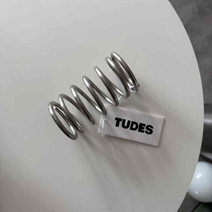 以前は韓国でしかお取り扱いなかったのですが日本でも購入出来るようになったので早速。
この形が可愛すぎる。
韓国インテリアや洗面台と合わせる事が多いアイテムですがウッド系のアイテムともばっちりです。
#tudes #韓国インテリア #韓国雑貨 #歯ブラシホルダー #歯ブラシスタンド #洗面所インテリア #洗面台インテリア 