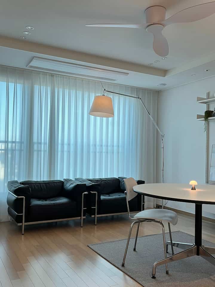 #ネドンナサン #コンスープ記録 

Cassina - LC3🛋️
見るだけでも気持ち良くなるカシナLC3ショパ！ 私の家で最も愛情のある家具です。
ショパを置いたらブラックカラーと空間をモダンに満たしてくれるデザインのショパを置きたかったです
1人のチェア2つを並べて配置したところ、よりオシャレで快適な雰囲気が完成！

✔️シンプルだが圧倒的な存在感✔️感覚的なブラックカラー✔️座ってみるとより渋い快適さ

大好きだったけど後悔のない選択！ 
長く愛する家具になりそうですよ🖤

 #ビッグマムマゴサンジャルサンテム自慢 #カシナ #カシナショパ #cassina #lc3 #ソファ 