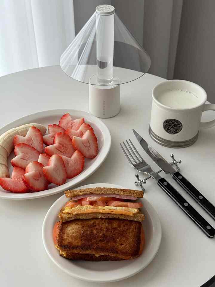 Makan siang di rumah di akhir pekan🍽️

Sandwich dengan ham, keju, telur, dan tomat
Makanan sehat dengan buah dan susu🍌🍓🥛


#Koki Rumahan #홈브런치 #홈조식 #샌드위치 #브런치접시 #브런치메뉴 #브런치테이블 #브런치타임 #브런치플레이트 #플레이팅 #온더테이블 #맞팔환영 