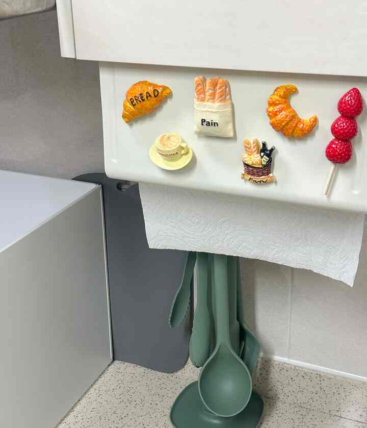 I brought you some really cute props🩷

They look so cute when you put them on the kitchen towel hanger..🫣💕

There are so many designs that it's fun to chooseㅎㅎ

It's Monday when you wake up now 🥺🥺
Everyone's having a Monday meeting!!🩵🩵

#Today's house #주방 #주방인테리어 #주방용품 #집꾸미기 #자석 #마그넷 #실리콘조리도구 #도마 #오늘의가든 #맞팔 #맞팔환영 #맞팔해요 #소통 #소통해요