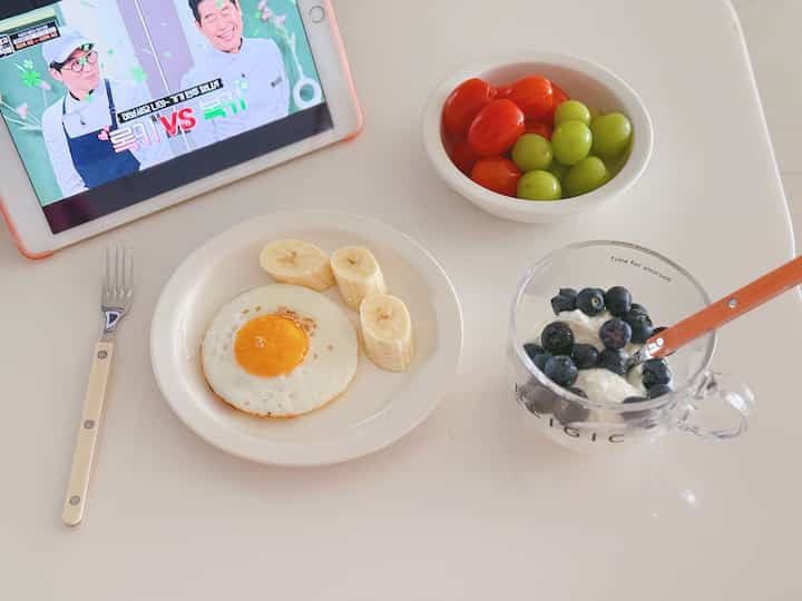 昨日の朝食卓カット:)

家族が寝ているようです。
単独で単にブルーベリーを入れたヨーグルトを食べよう
持って置いて食卓に座って芸能見ていたら
その間、お父さんが卵フライを、
ママが果物をさらに持ってくれた状況ㅎㅎ
オプションを追加するかなり良いです🥰


＃四季の日記＃日常＃日常記録
#コンスープ記録 
＃今日の庭＃朝＃朝メニュー＃オーホームストア5
#ftc10ストーリー＃コンスープ記録集