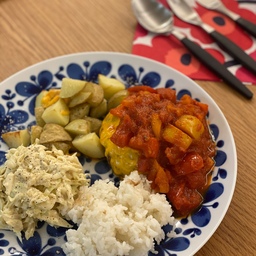 홈메이드 함박 스테이크 만들기 🍽️
촉촉하고 부드러운 함박 스테이크, 집에서도 쉽게 만들 수 있어요! 이번에는 우유 대신 플레인 요거트를 넣어서 더욱 촉촉하고 깊은 맛을 더했어요. 요거트 덕분에 고기가 퍽퍽하지 않고 부드럽게 씹히는 게 포인트✨
📝 재료 (3~4인분)
 •  소고기 다짐육 600g
 •  양파 1개 (잘게 다지기)
 •  빵가루 6큰술
 •  플레인 요거트 4큰술 (우유 대신)
 •  계란 2개
 •  소금, 후추 약간
 •  버터 1큰술 (구울 때 사용)
👩‍🍳 만드는 법
1️⃣ 반죽 만들기
 •  다진 소고기에 다진 양파, 빵가루, 플레인 요거트, 계란, 소금, 후추를 넣고 치대면서 반죽해 주세요.
 •  고기가 한 덩어리로 뭉쳐질 때까지 치댄 후, 냉장고에서 20~30분간 숙성하기 (요거트를 넣으면 고기가 더 부드럽고 촉촉해져요!)
2️⃣ 스테이크 모양 만들기
 •  반죽을 꺼내어 동글납작한 스테이크 모양으로 빚고, 가운데를 살짝 눌러 주세요.
 •  이렇게 하면 익을 때 가운데가 부풀지 않고 균형 있게 익어요.
3️⃣ 함박 굽기
 •  팬에 버터를 녹이고 중약불에서 함박을 굽기 시작합니다.
 •  한 면당 3~4분씩 노릇하게 구운 후, 약불로 줄여 뚜껑을 덮고 5분 더 익혀 주세요.
 •  오븐이 있으면 220도로 예열한 오븐에 넣어 20분 돌려줘도 딱 알맞게 구워져요.
4️⃣ 완성 & 플레이팅
 •  접시에 함박스테이크를 담고, 원하는 소스를 곁들여 주세요.
 •  계란 프라이, 감자구이, 브로콜리 등을 함께 곁들이면 더욱 맛있어요!
✔ 고기 반죽 꿀팁!
요거트 + 빵가루 조합으로 반죽하면 육즙 가득한 함박 완성! 반죽을 냉장고에서 잠깐 숙성하면 더 쫀득하고 맛있어요.
팬에 버터를 녹여 굽다가, 약불에서 천천히 익히면 겉바속촉 스테이크 완성🥩✨ 여기에 취향껏 소스를 곁들이면 근사한 한 끼!
저는 집에 있는 토마토🍅소스 활용해서 같이 곁들여 먹었는데 넘 맛있었어요! 토마토의 상큼한 감칠맛이 함박과 잘 어울리더라구요:)
✔ 반찬으로는 감자구이, 계란 프라이, 브로콜리 추천!
✔ 남은 함박은 냉동 보관 후 해동해서 데워 먹어도 GOOD!
맛있는 집밥은 정성이죠💛 오늘 저녁, 함박 스테이크 어때요?
#홈메이드함박 #집밥  #홈쿡 #함박스테이크 #플레인요거트활용 #간단레시피 #건강한한끼 #홈스토랑 #맛있는집밥 #요리기록 #소고기요리 #플레이팅 #오홈스토랑 